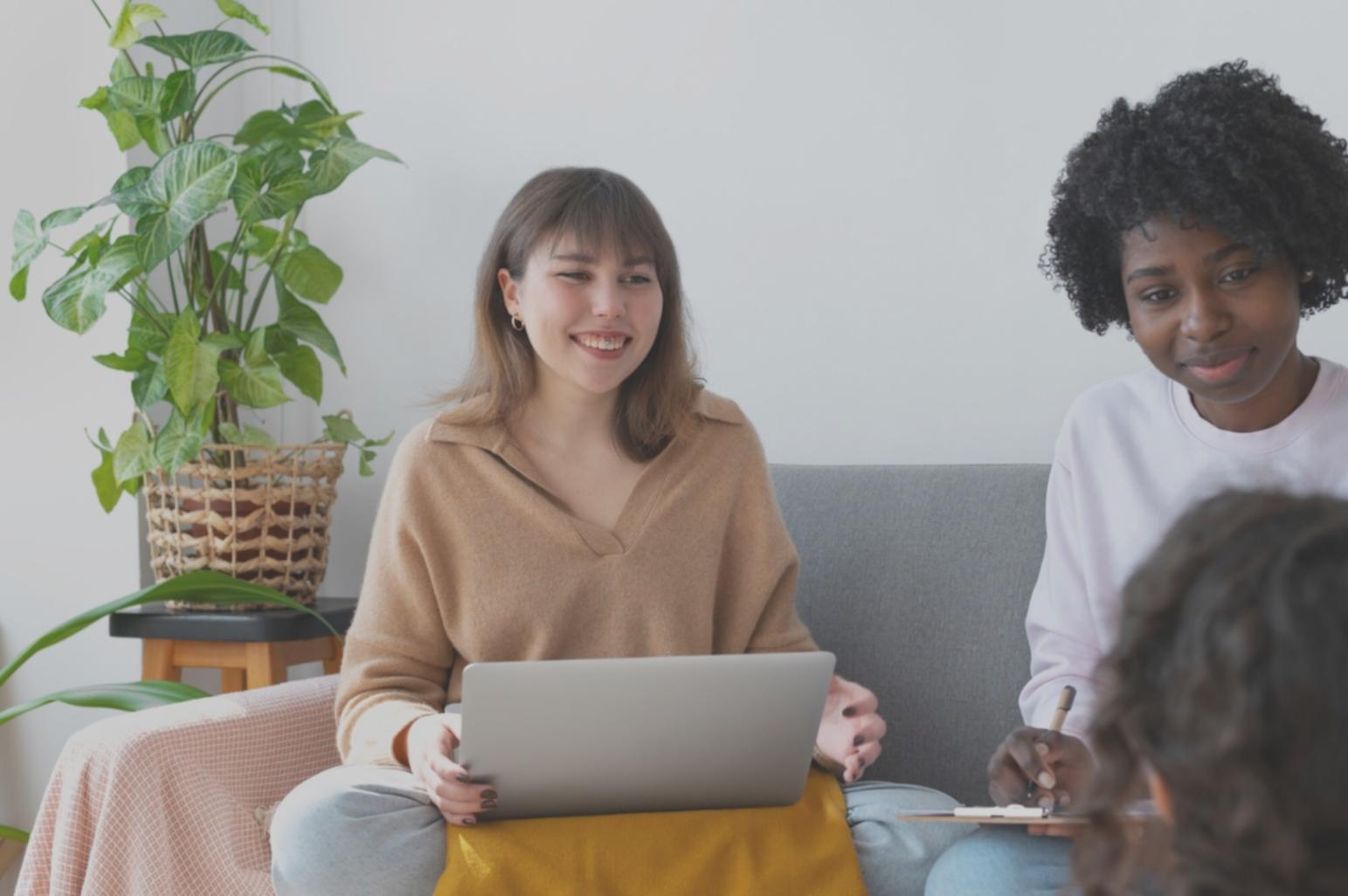 Team bei der Entwicklung von Geschäftspräsentationen